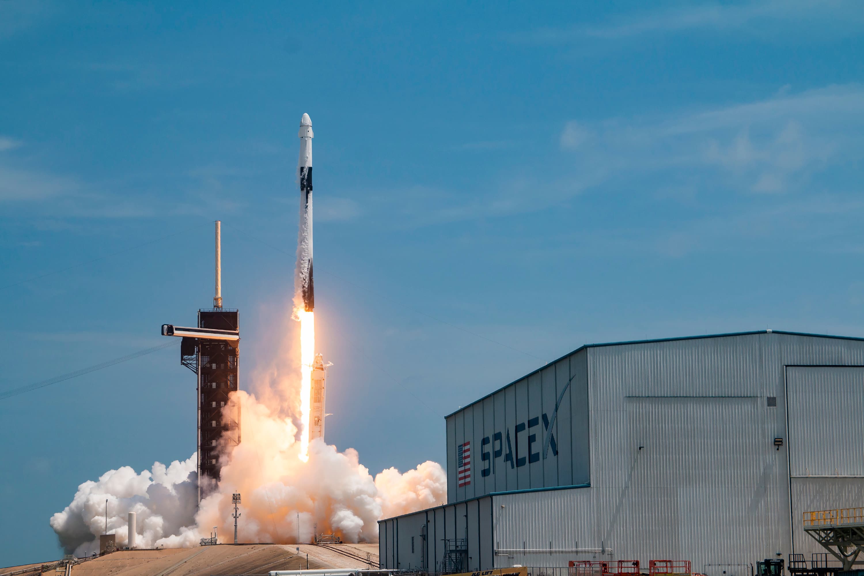 SpaceX-ის რაკეტა კოსმოსურ გაშვებაზე