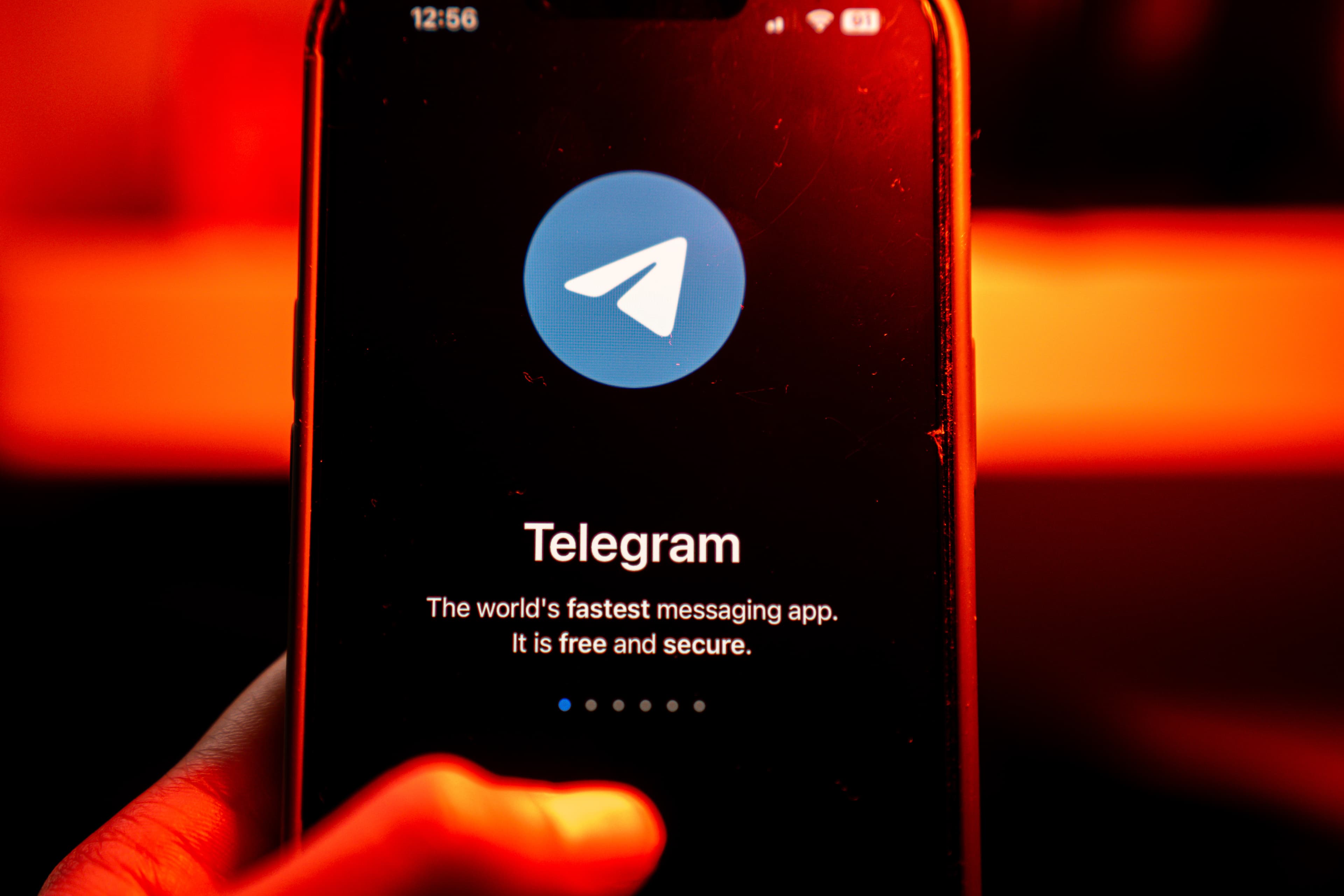Telegram-ის ლოგო სმარტფონის ეკრანზე
