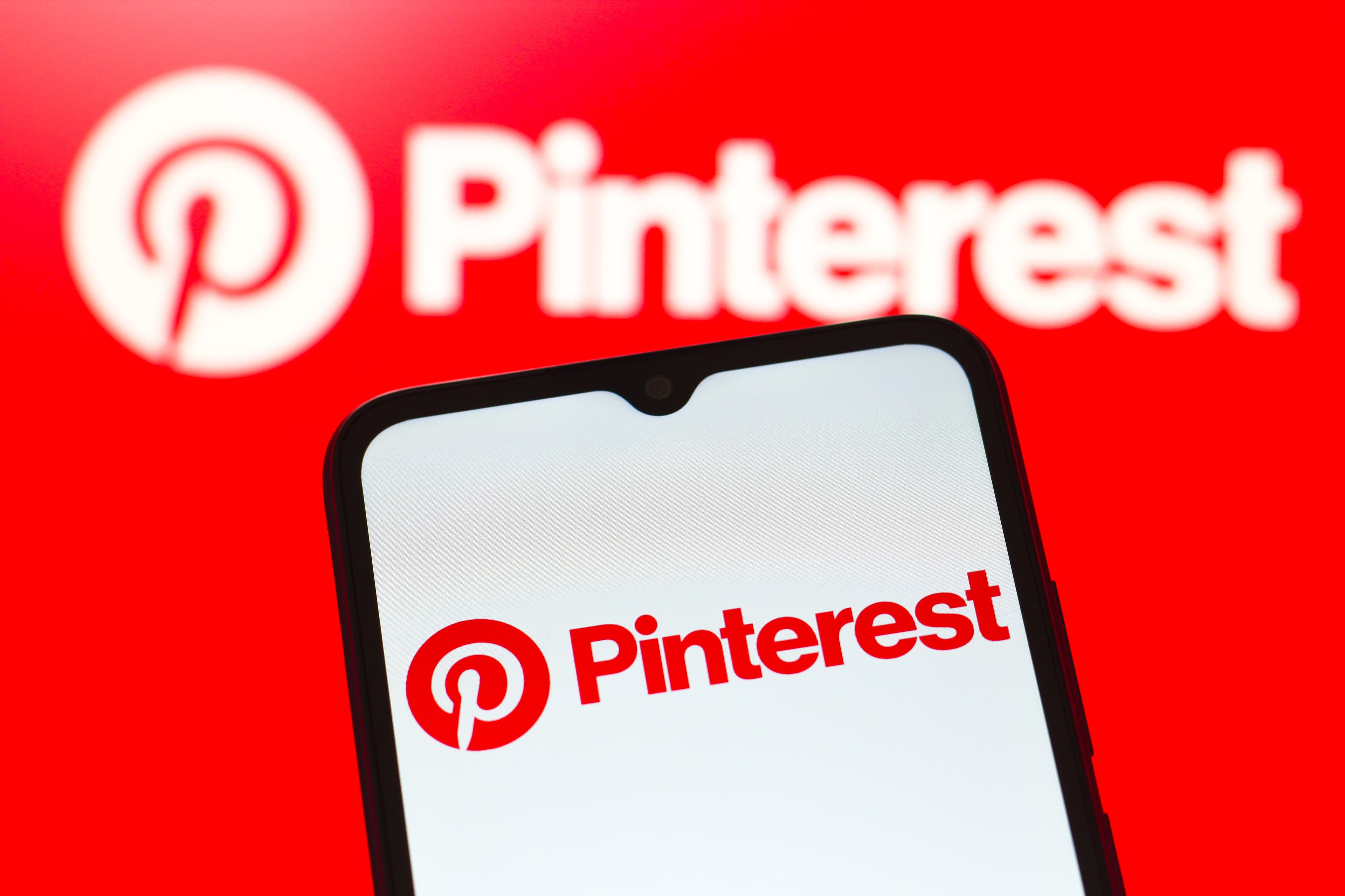 Pinterest-ისა და Amazon-ის ლოგოები ინტეგრაციის კონტექსტში