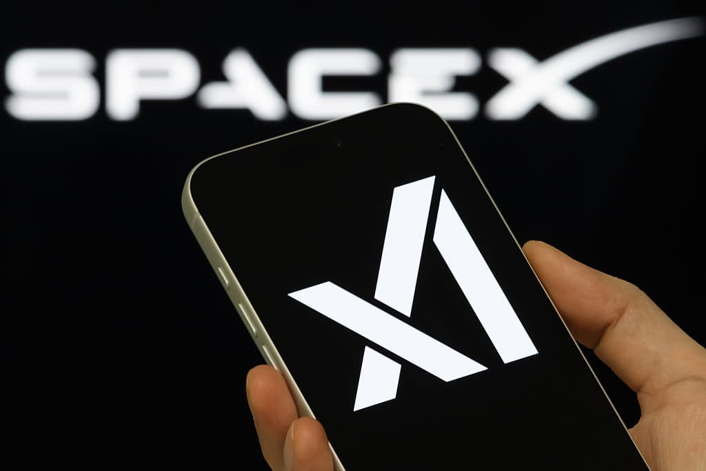 Google-ისა და SpaceX-ის ლოგოები ტექნოლოგიურ ფონზე
