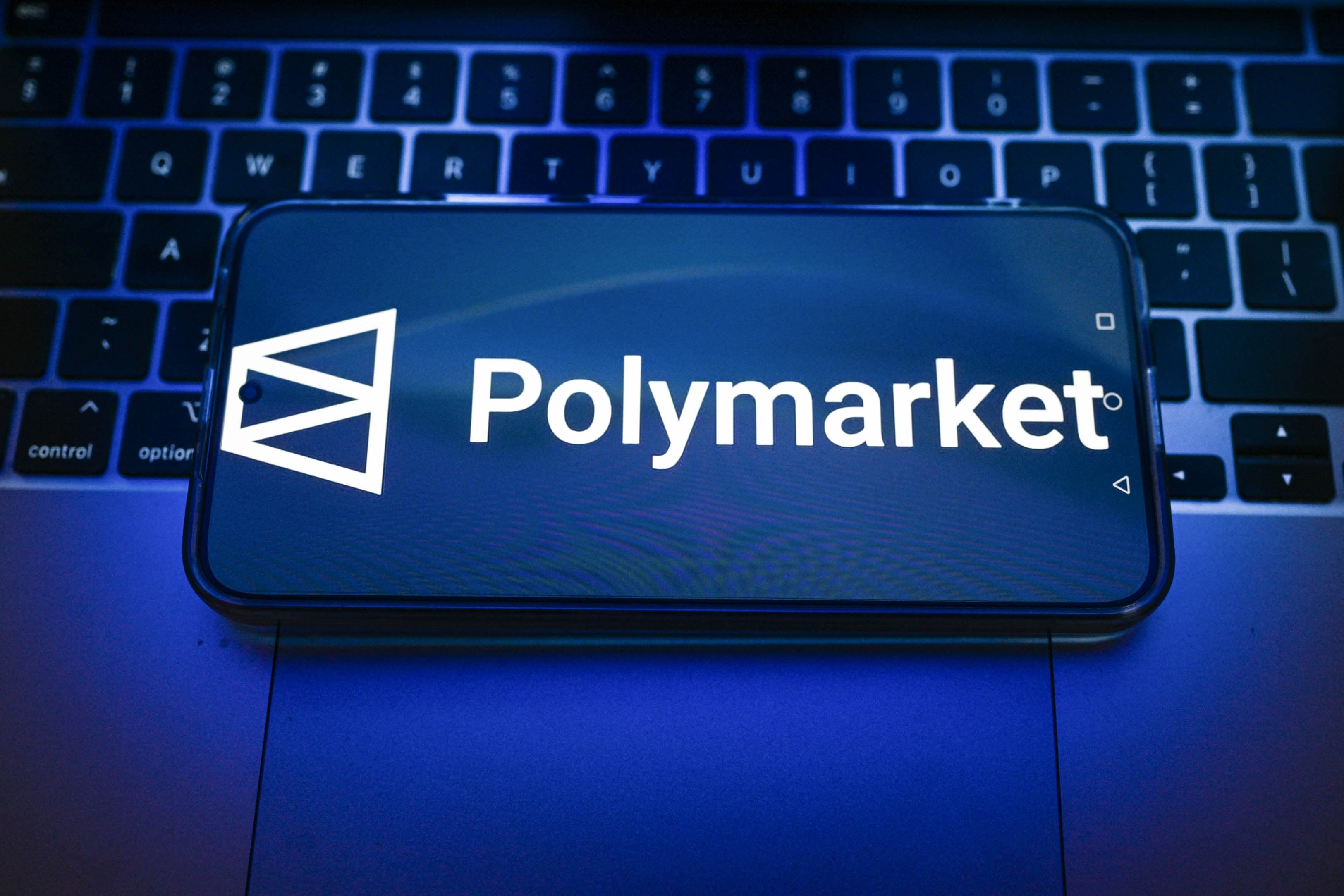 Google-ის ოფისი და სმარტფონის ეკრანი Polymarket-ის აპლიკაციით