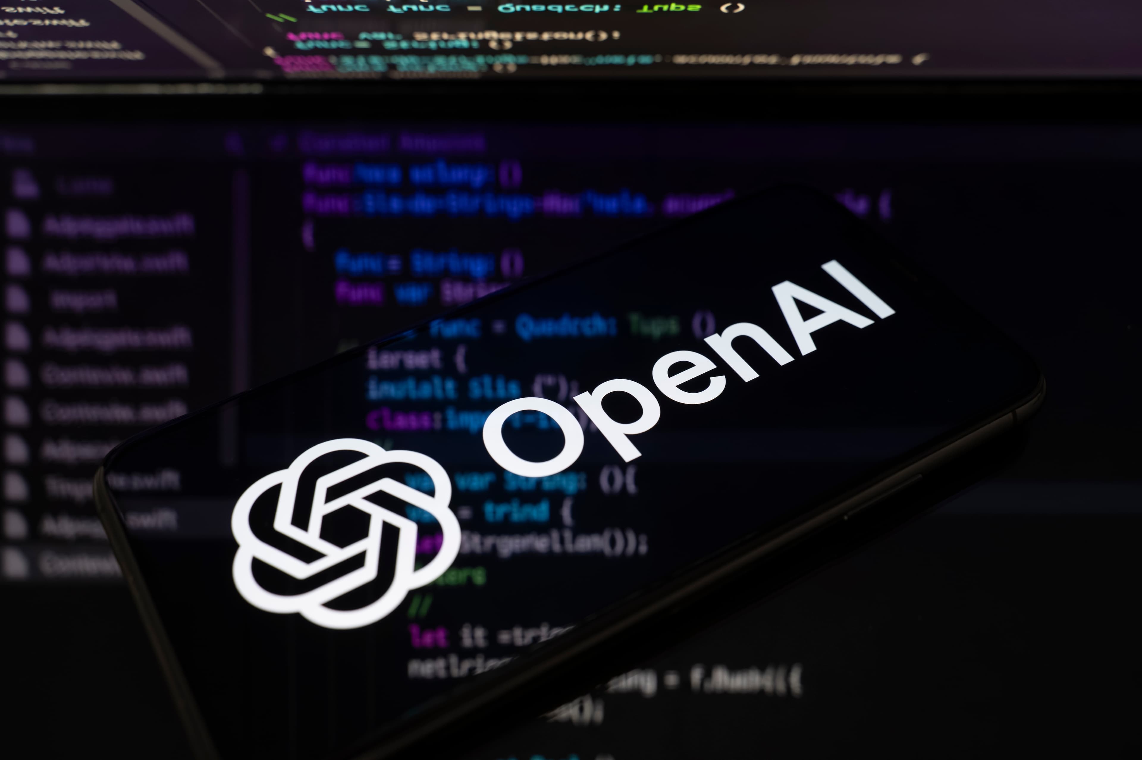 OpenAI-ის ლოგო და ChatGPT-ის ინტერფეისი