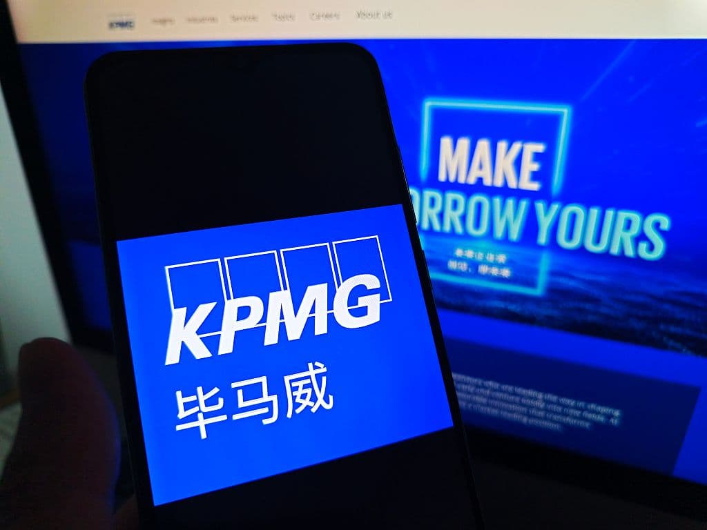 KPMG-ს ოფისი და ხელოვნური ინტელექტის კონცეპტუალური გამოსახულება