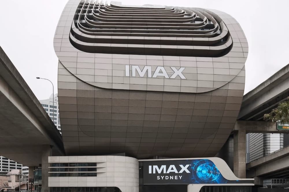 IMAX-ის კინოთეატრის ეკრანი და ლოგო
