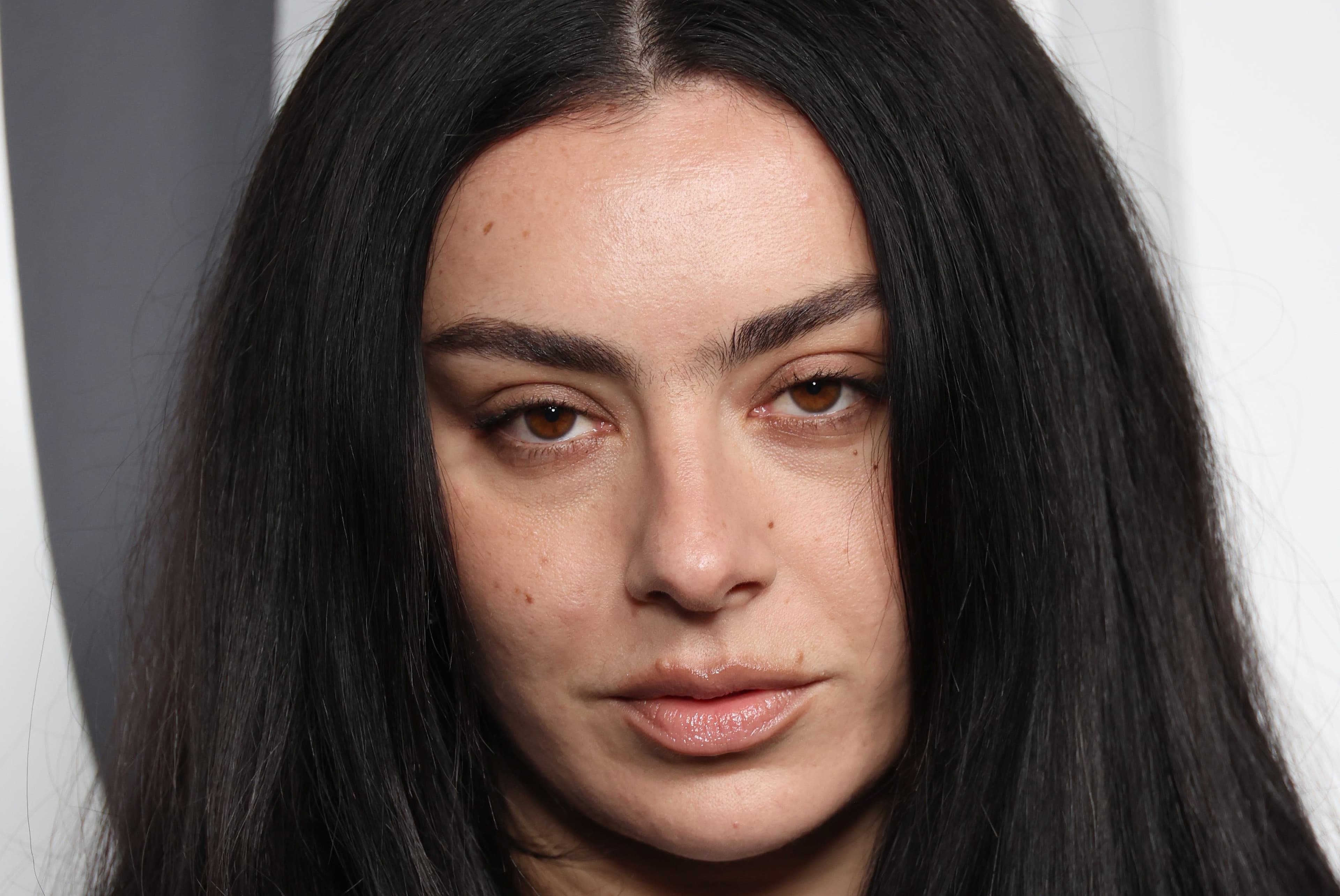 Charli xcx სცენაზე გამოსვლისას