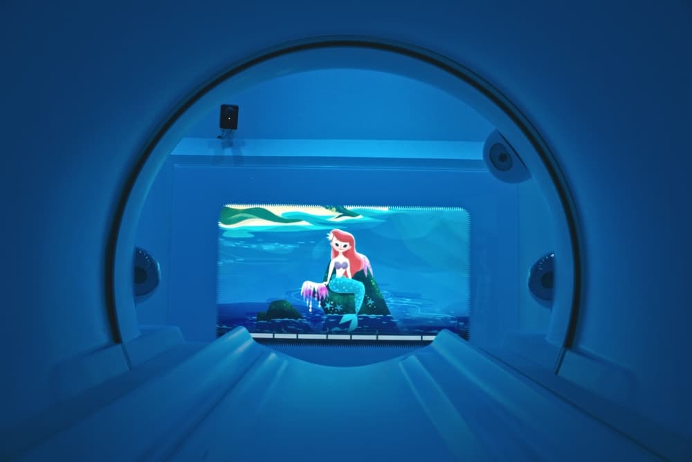 ბავშვი Disney-ს თემატიკით გაფორმებულ Philips-ის MRI აპარატში