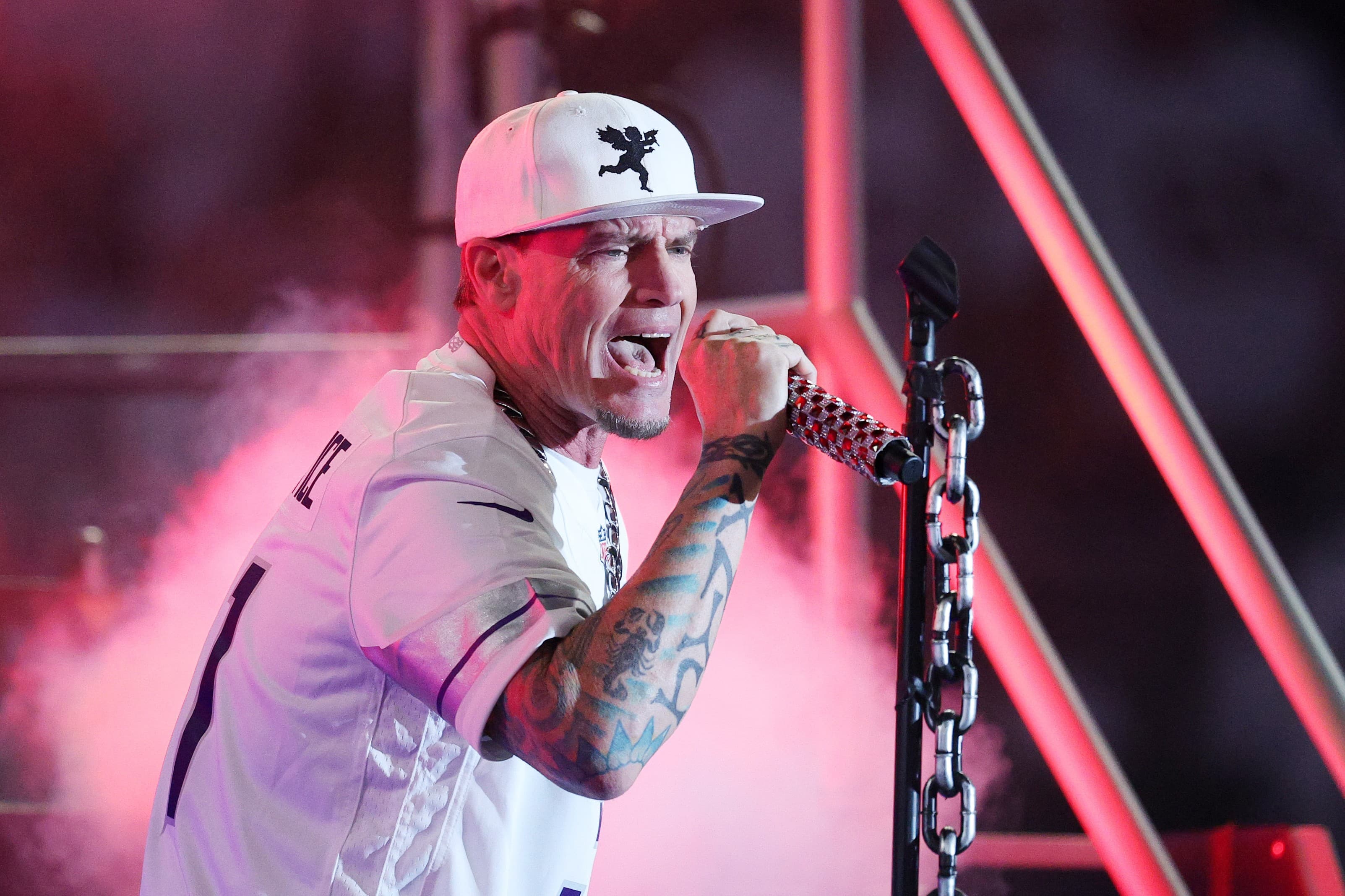 Vanilla Ice მიკროფონით სცენაზე