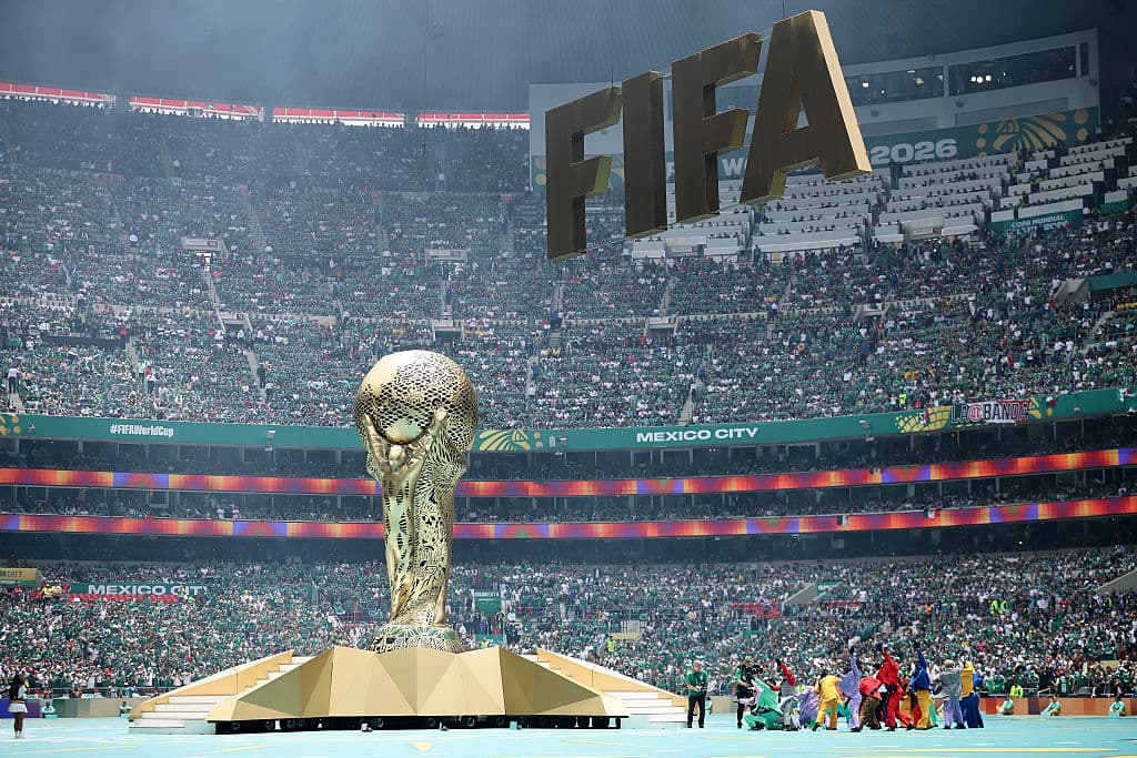 2026 წლის მსოფლიო ჩემპიონატის ლოგო და ფეხბურთის მოედანი