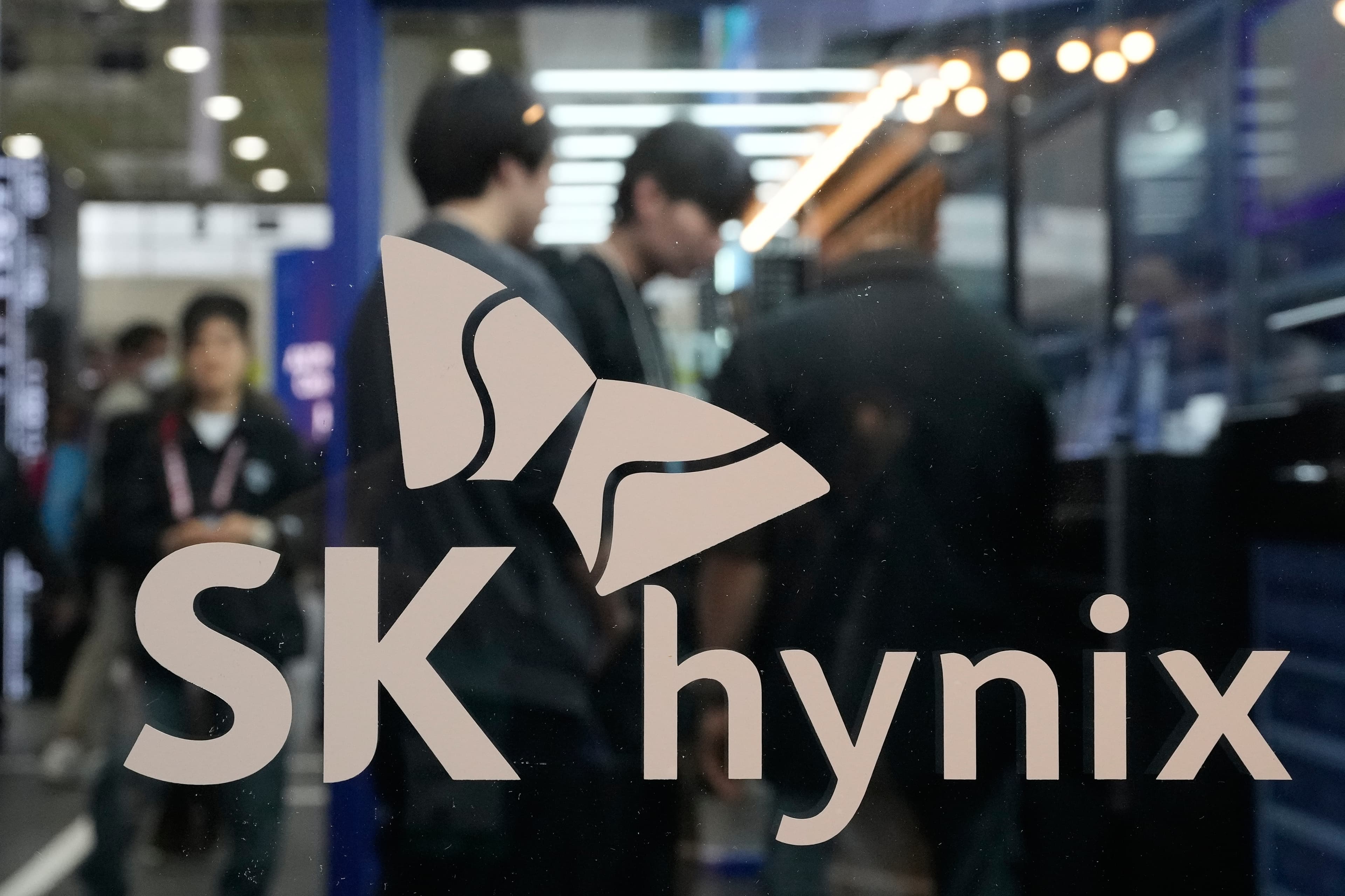 SK Hynix-ის ლოგო და ჩიპების წარმოების პროცესი