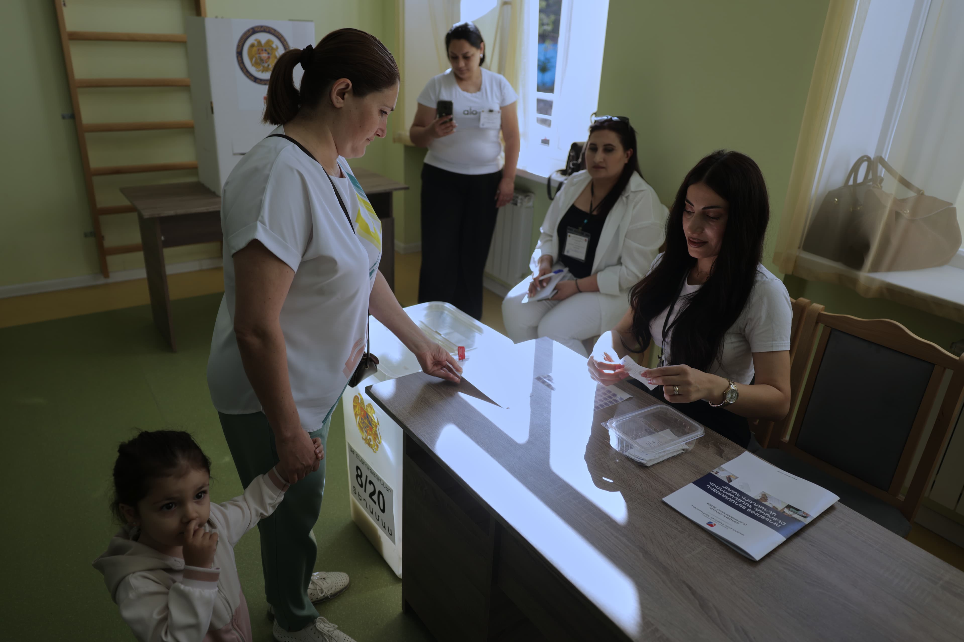 ნიკოლ ფაშინიანი ხმის მიცემის პროცედურის დროს