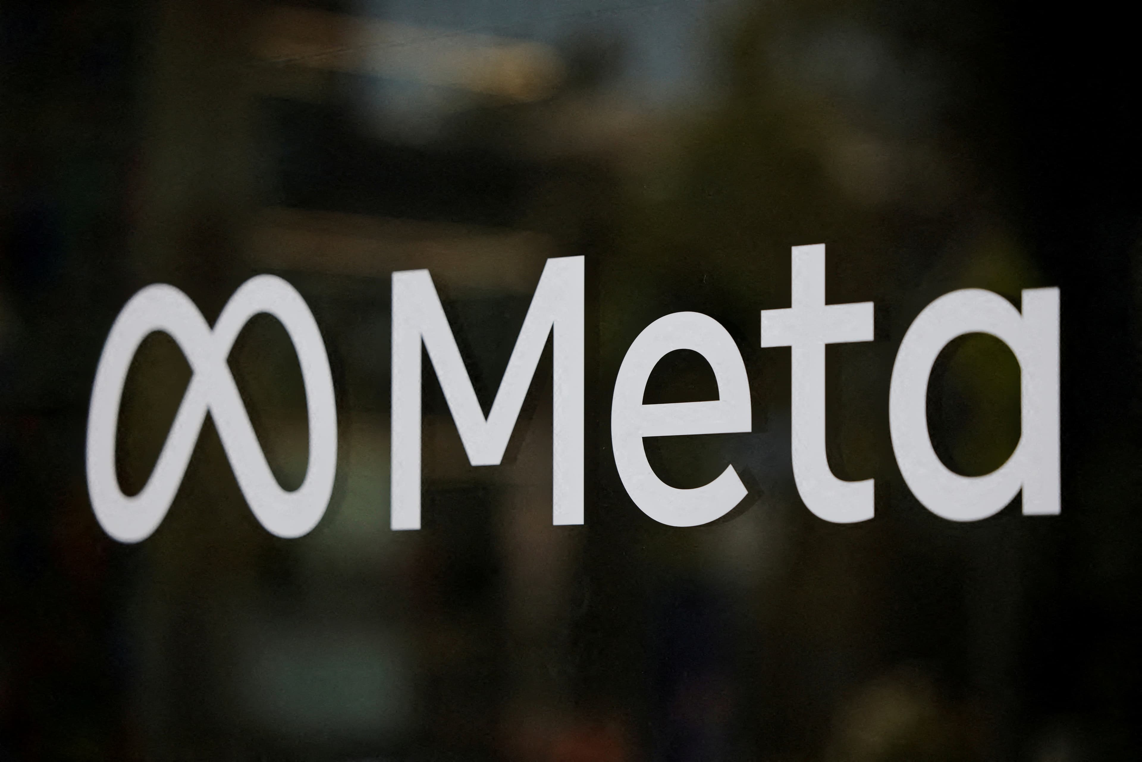 Meta-ს ლოგო და WhatsApp-ის აპლიკაცია სმარტფონის ეკრანზე