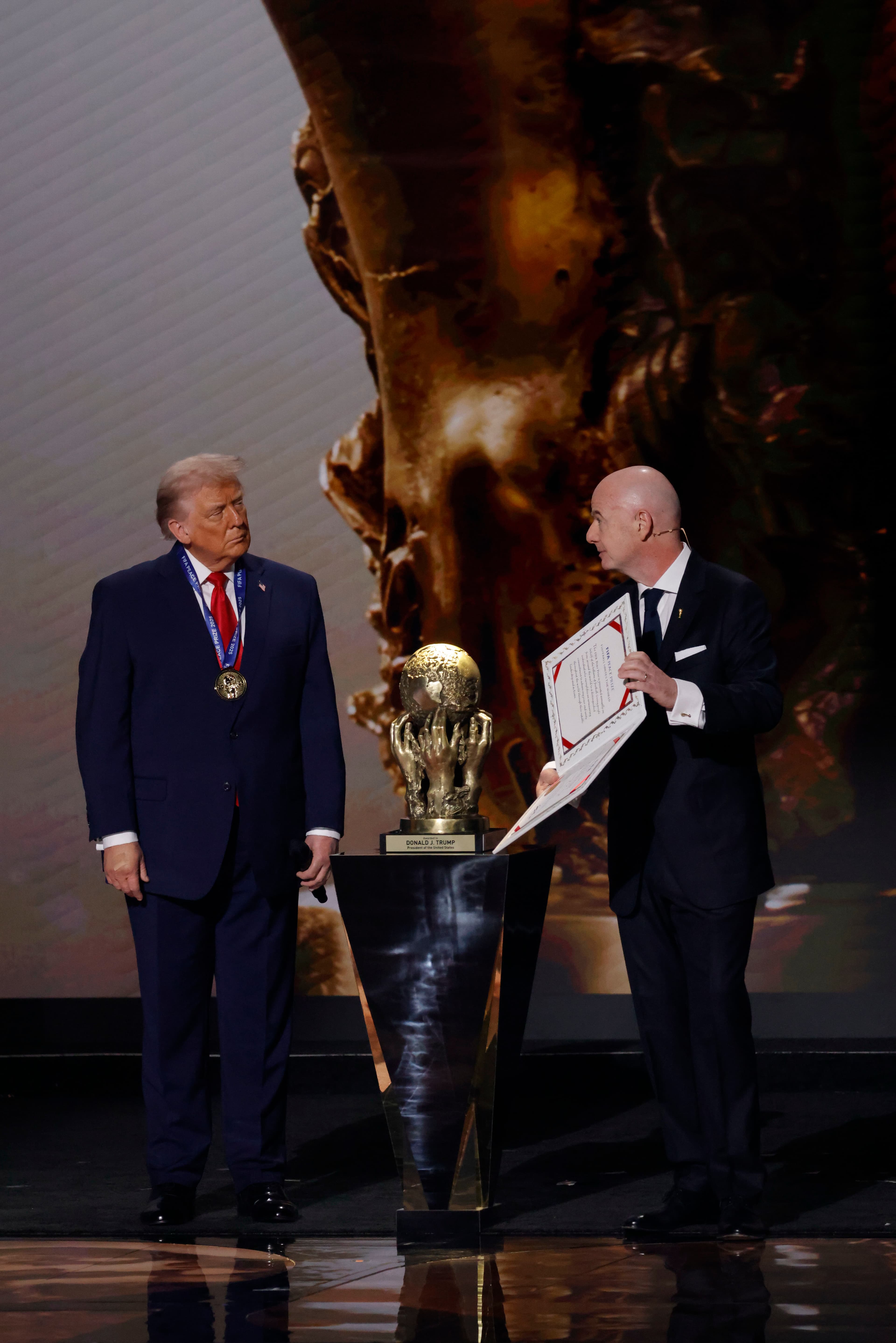 2026 წლის მსოფლიო ჩემპიონატის ლოგო და აშშ-მექსიკის საზღვრის სიმბოლური გამოსახულება