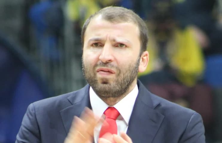 მანუჩარ მარკოიშვილი საკალათბურთო მატჩის დროს