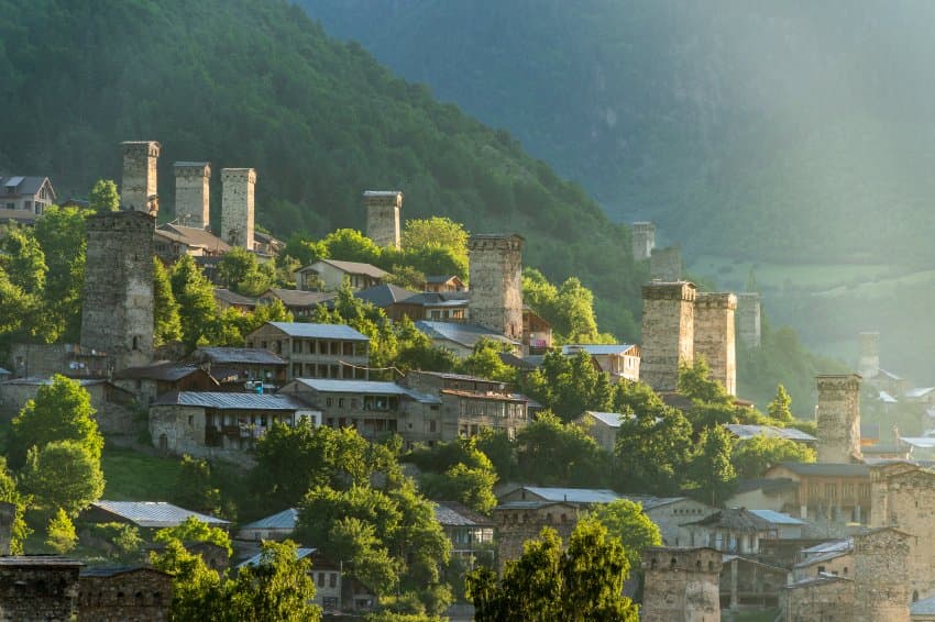 სამართალდამცველები მესტიაში ამოღებული კრიპტომაინინგის აპარატების გვერდით