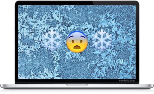 MacBook-ის კლავიატურა და ეკრანი ზამთრის ფონზე