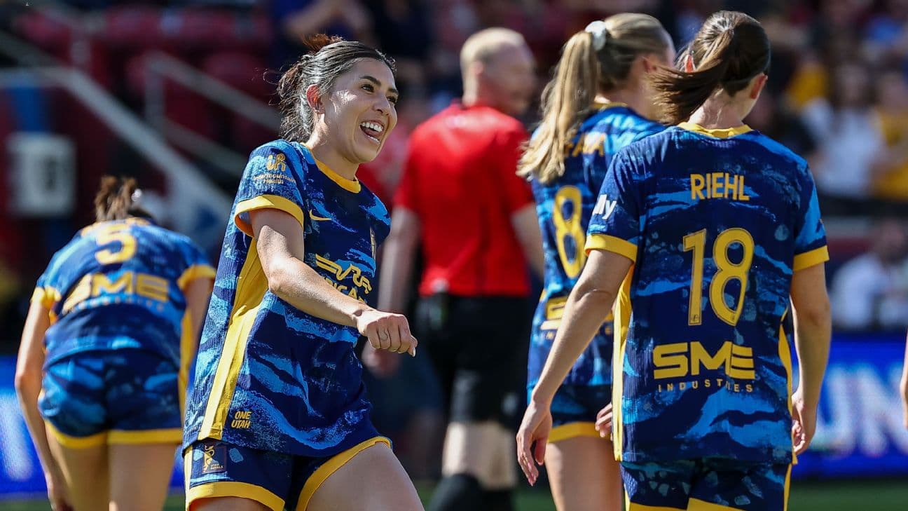 Utah Royals-ის ფეხბურთელები მოედანზე გამარჯვების აღნიშვნისას