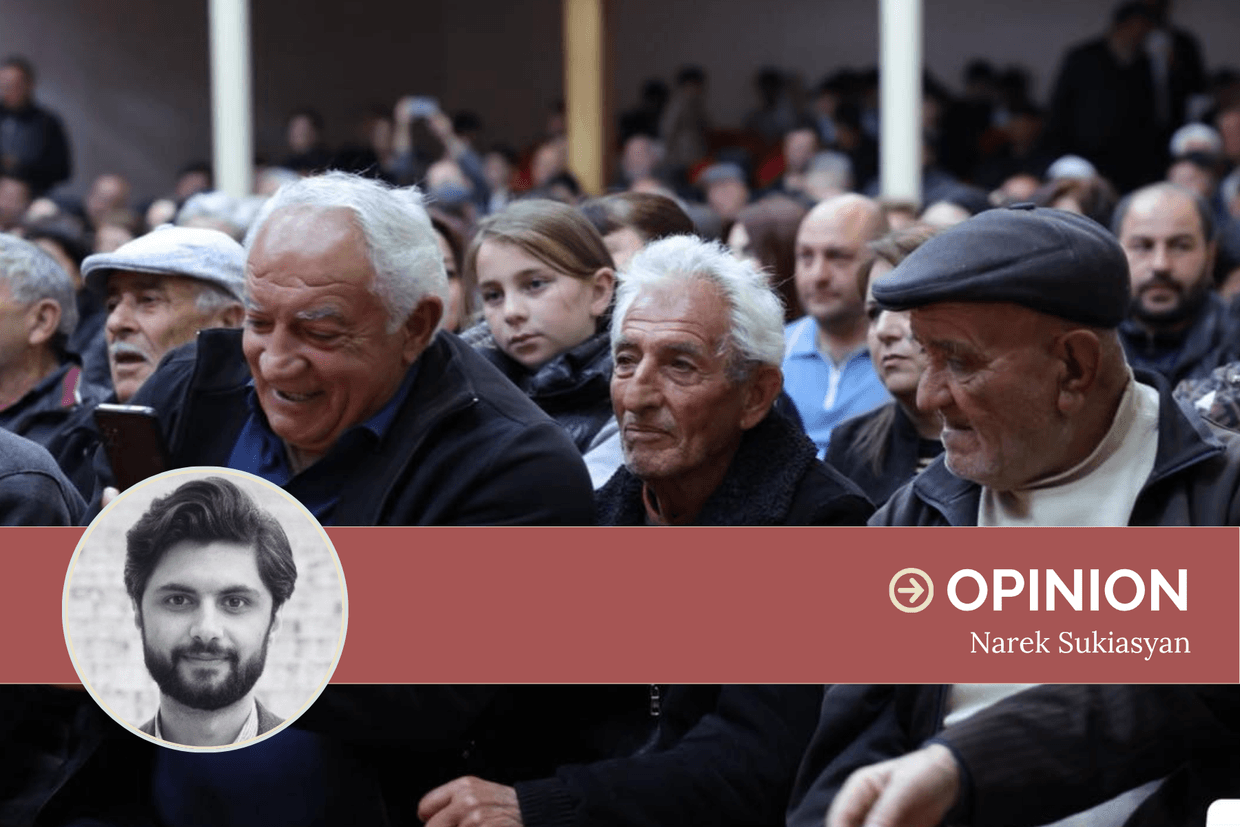 სომხეთის დროშა და პოლიტიკური პლაკატები ერევნის ქუჩებში