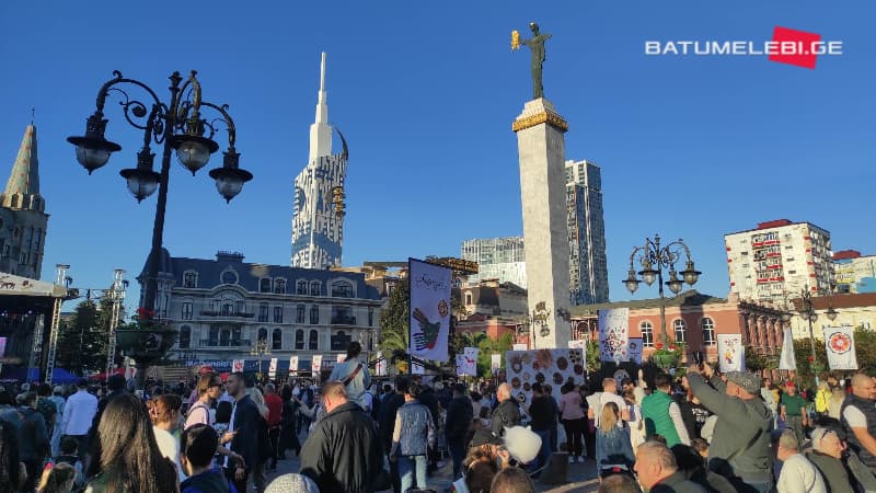 ბათუმის მერიის შენობა და ქალაქის პანორამა