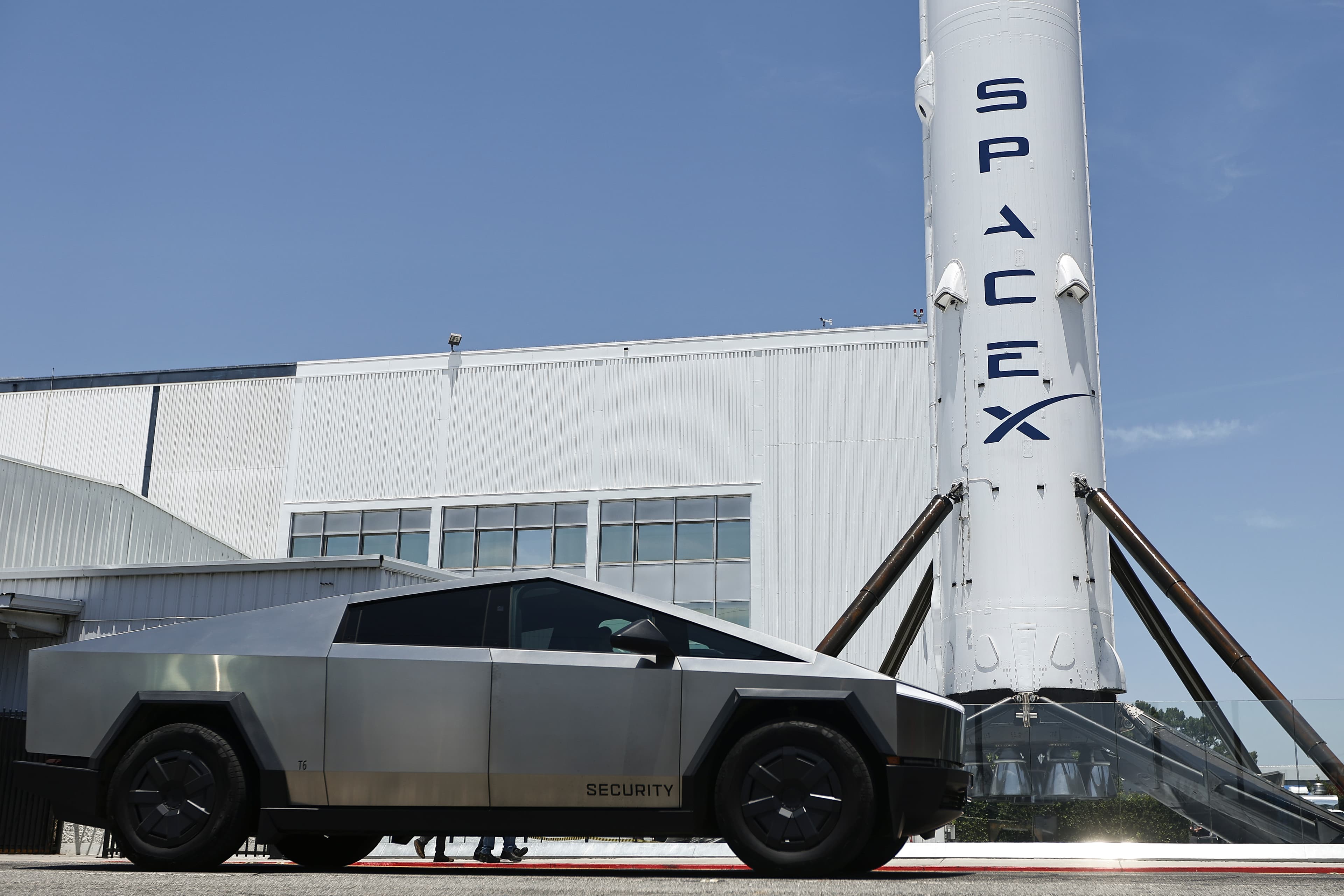 SpaceX-ის რაკეტა და საფონდო ბირჟის გრაფიკი