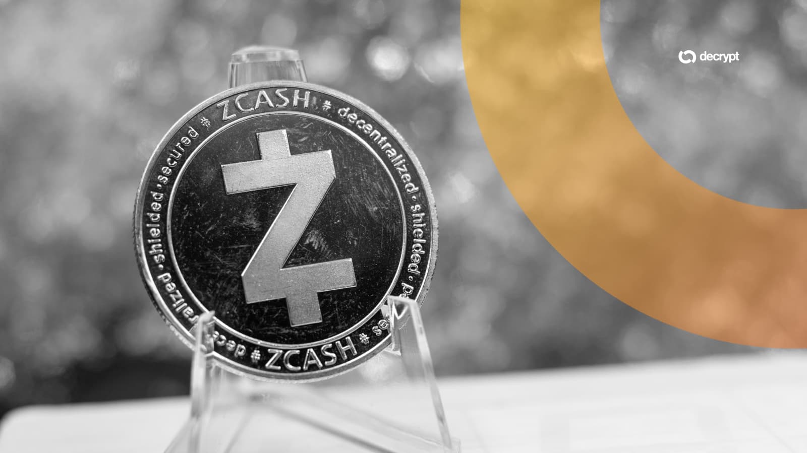 ZCash-ის ლოგო და ციფრული მონაცემების გრაფიკული გამოსახულება