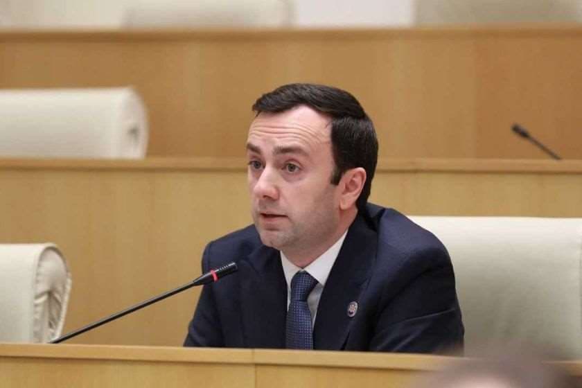 ლევან მაჭავარიანი პარლამენტის ტრიბუნასთან