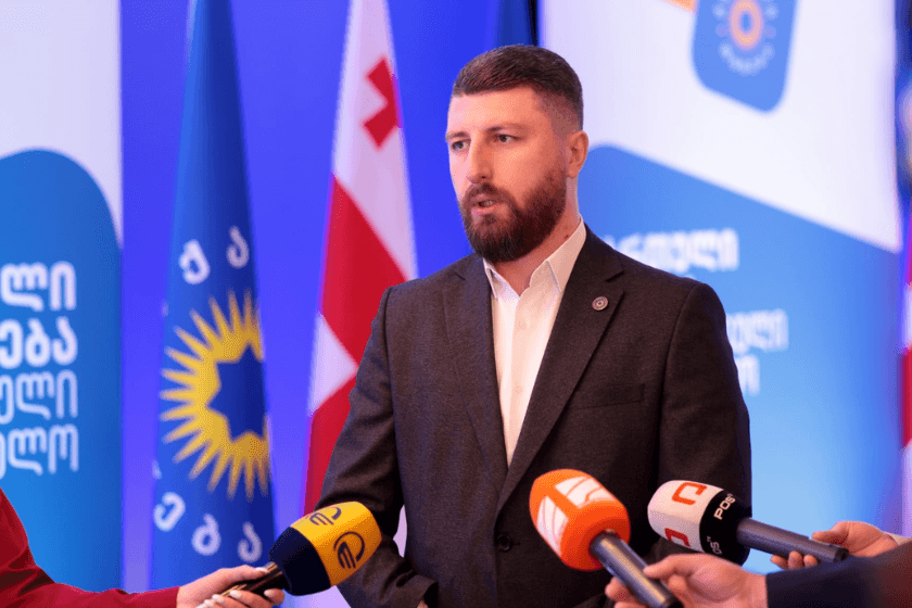 არჩილ გორდულაძე პარლამენტის ტრიბუნასთან