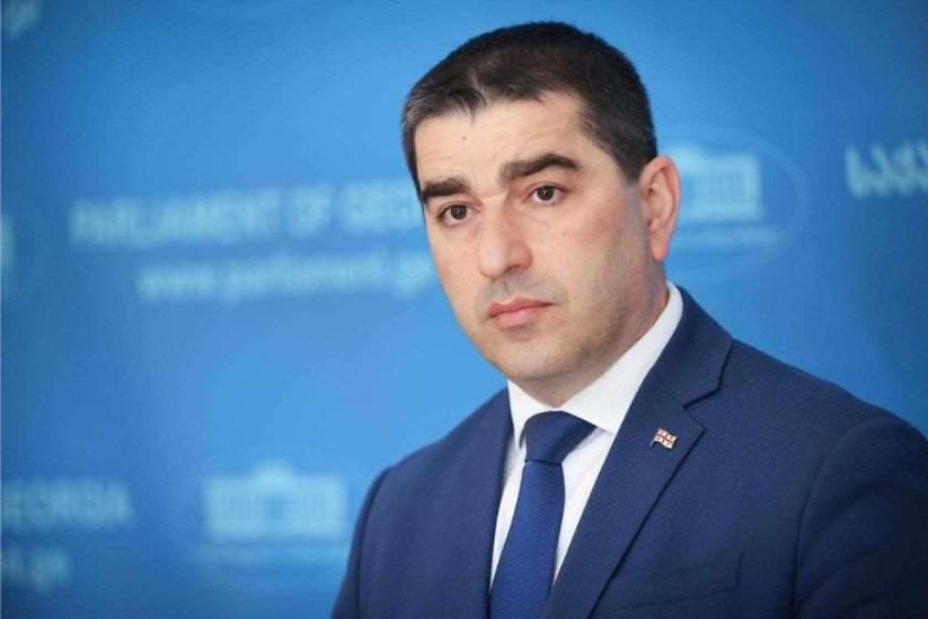 შალვა პაპუაშვილი საქართველოს პარლამენტის ტრიბუნასთან