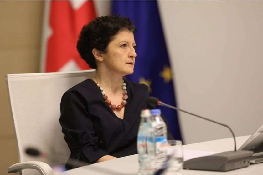 თეა წულუკიანი პარლამენტის ტრიბუნასთან