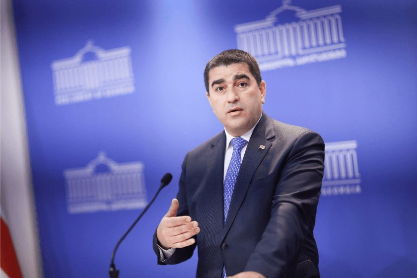 საქართველოს პარლამენტის თავმჯდომარე შალვა პაპუაშვილი ჟურნალისტებთან საუბრისას