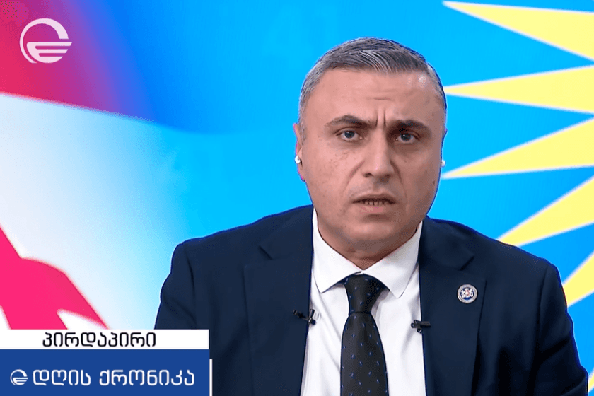დავით მათიკაშვილი პარლამენტის ტრიბუნასთან