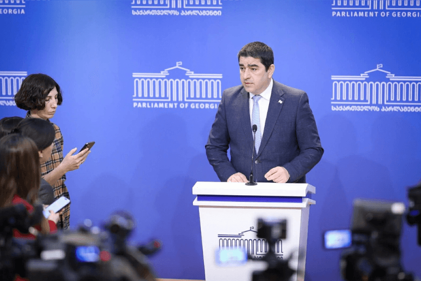 შალვა პაპუაშვილი პარლამენტის ტრიბუნასთან