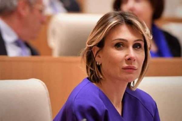 ნინო წილოსანი პარლამენტის ტრიბუნასთან