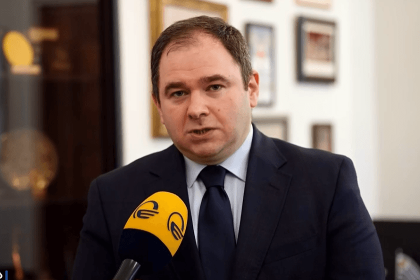 ნიკოლოზ სამხარაძე პარლამენტის ტრიბუნასთან