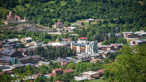 მესტიის პანორამული ხედი და ელექტროგადამცემი ხაზები