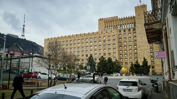 საქართველოს დროშა მეზობელი ქვეყნების დროშების ფონზე