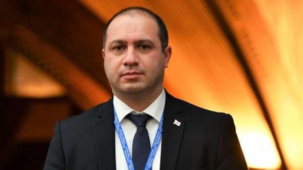სკოლის მოსწავლეები სასკოლო ფორმებში
