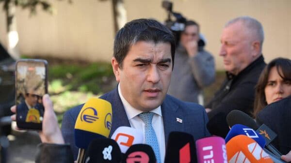 შალვა პაპუაშვილი პარლამენტის ტრიბუნასთან