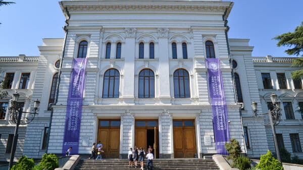 თბილისის სახელმწიფო უნივერსიტეტის შენობა და სტუდენტები