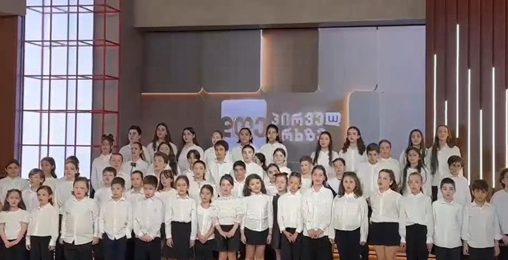 ბავშვთა გუნდი საზოგადოებრივი მაუწყებლის სტუდიაში