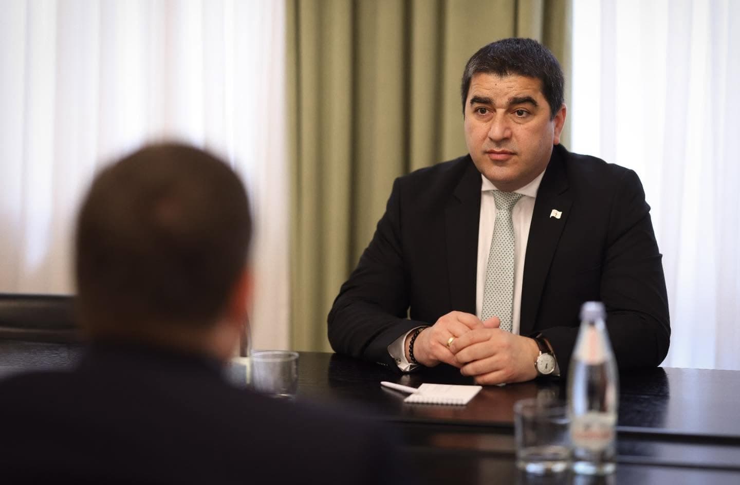 შალვა პაპუაშვილი პარლამენტის ტრიბუნასთან