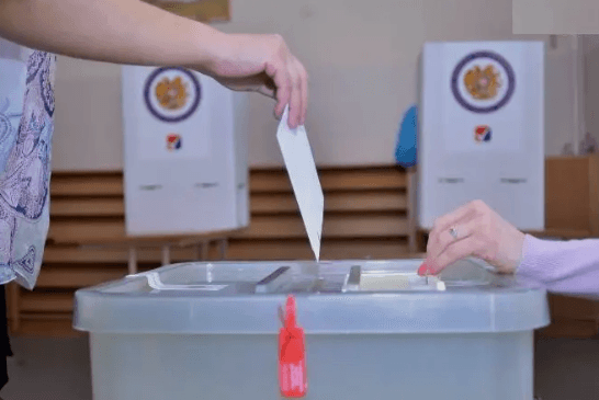სომხეთის საარჩევნო უბანი არჩევნების დღეს