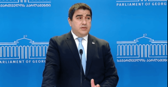 შალვა პაპუაშვილი პარლამენტის ტრიბუნასთან