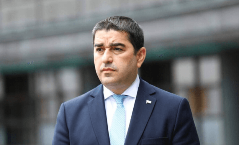 შალვა პაპუაშვილი პარლამენტის ტრიბუნასთან