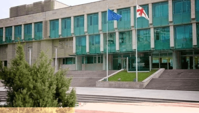 საქართველოს რკინიგზის ლოგო და ადმინისტრაციული შენობა