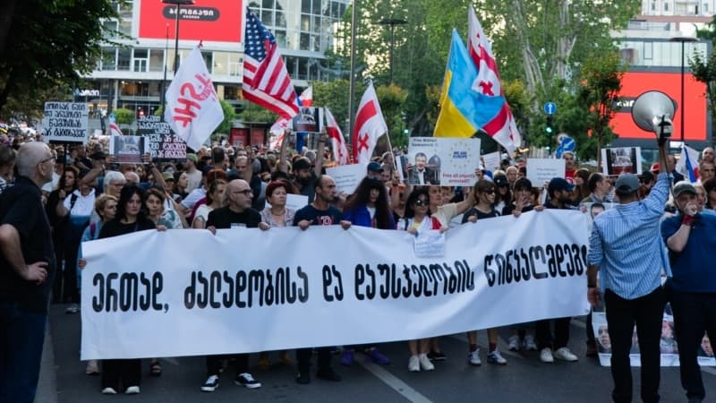 აქციის მონაწილეები თბილისში პოლიციური ძალადობის წინააღმდეგ