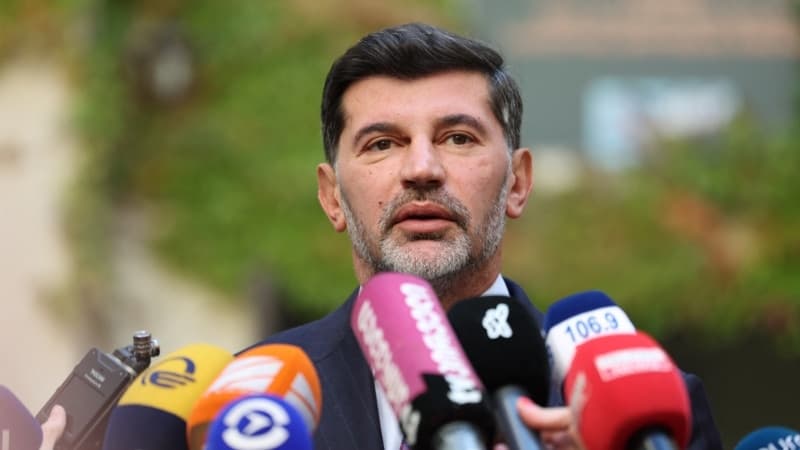 კახა კალაძე საუბრობს მიკროფონებთან