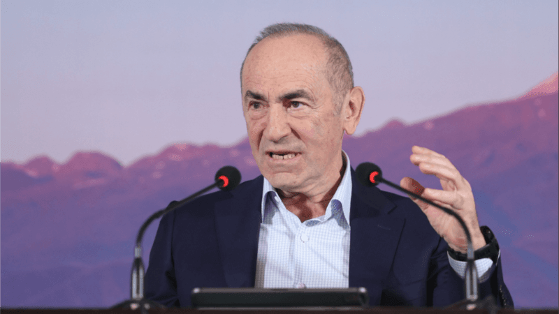 რობერტ ქოჩარიანი ერევნის აეროპორტში