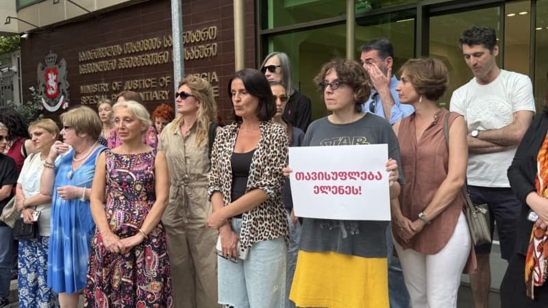 აქცია პენიტენციურ სამსახურთან ელენე ხოშტარიას მხარდასაჭერად