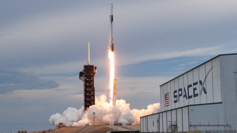 ილონ მასკის SpaceX-ის რაკეტა სტარტის დროს