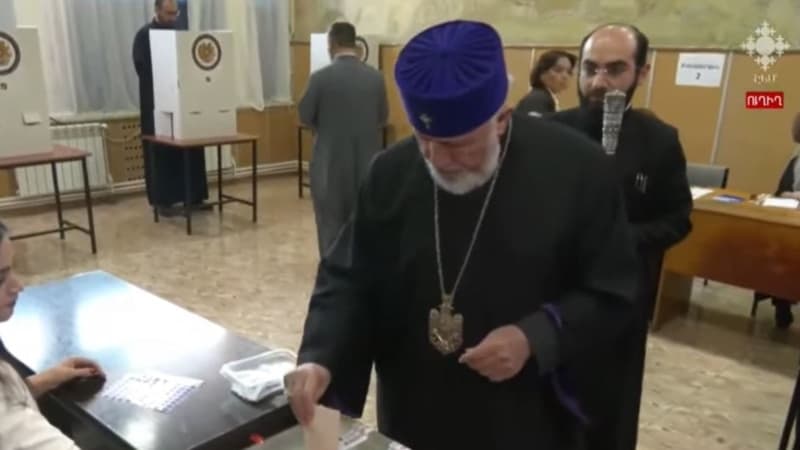 სომეხთა კათოლიკოს-პატრიარქი გარეგინ II საარჩევნო უბანზე